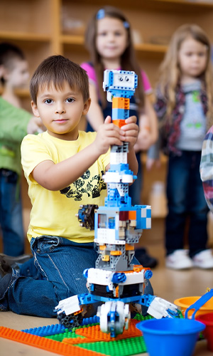 Niño construyendo estructuras LEGO