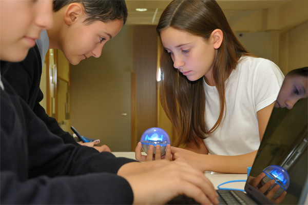 Alumnos programando Sphero